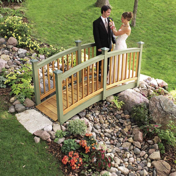 Taman dengan Jembatan Kayu Melengkung